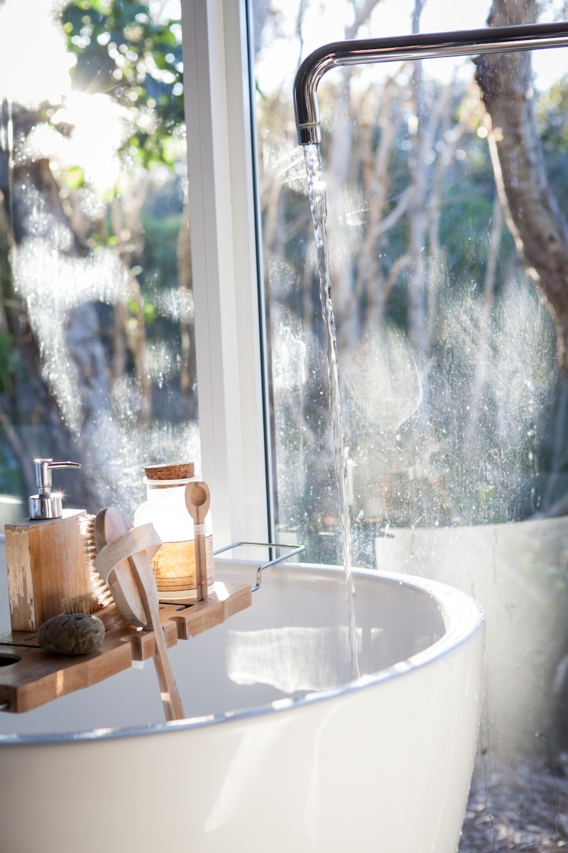 white ceramic sink beside window, wohnen und leben,